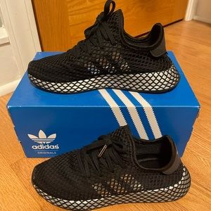 Women’s Adidas Deerupt Runner Sz 7 blk/slvr